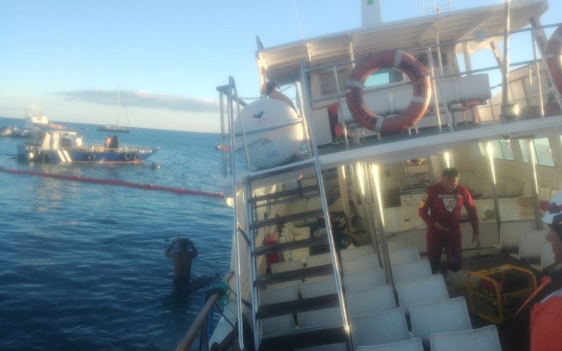 Toeristenboot met glazen bodem gezonken bij Fuerteventura