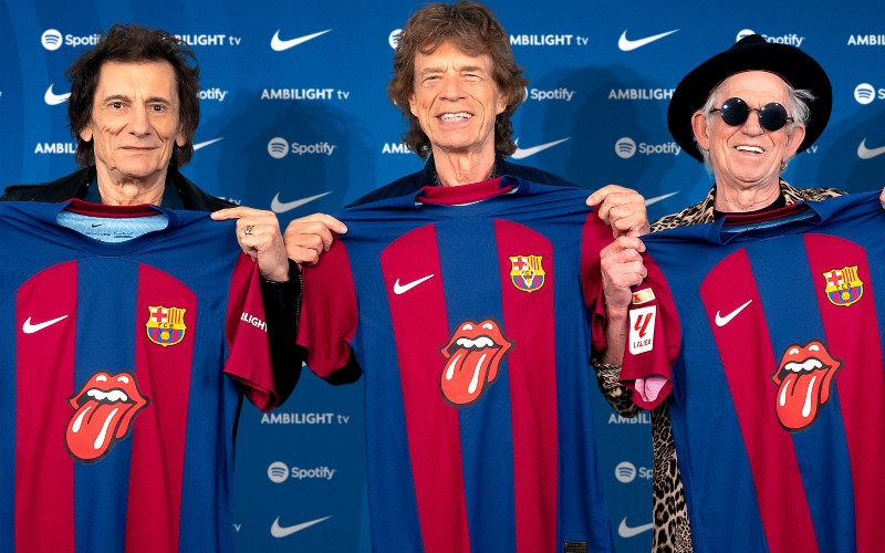 De tong van The Rolling Stones staat tijdens de El Clásico op het shirt van FC Barcelona