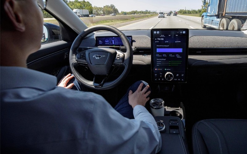Ford lanceert in Spanje de eerste handsfree auto die zelf kan sturen