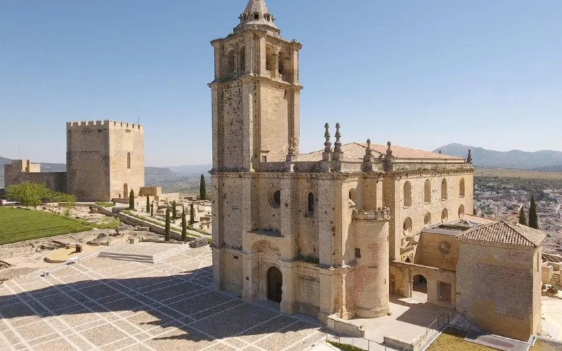 Tweejarige jongen overleeft als een wonder een val van zes meter in een kerk in Jaén