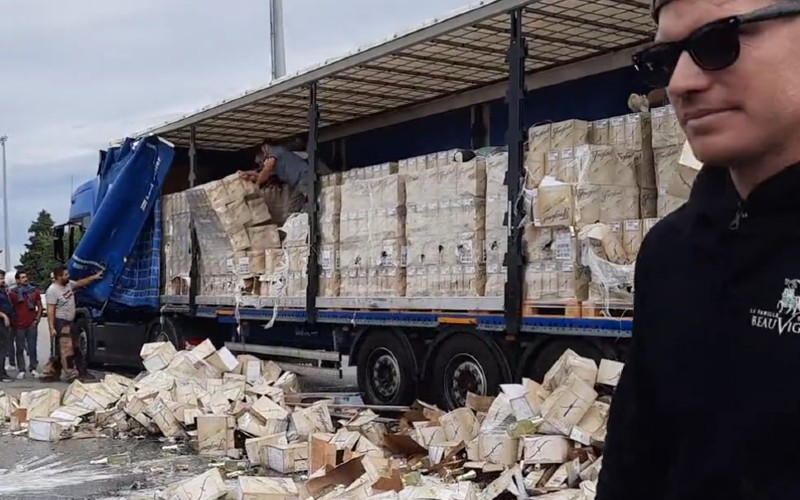 Franse wijnboeren vallen op de grens Spaanse vrachtwagens aan