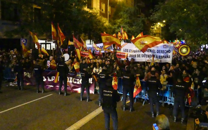 Politieoptreden bij protesten tegen amnestie voor PSOE-partijgebouw in Madrid