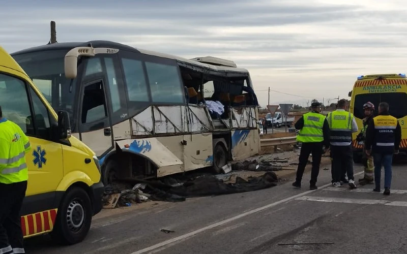 Fataal ongeluk doodt jonge vrouw en verwondt 13 anderen in Murcia