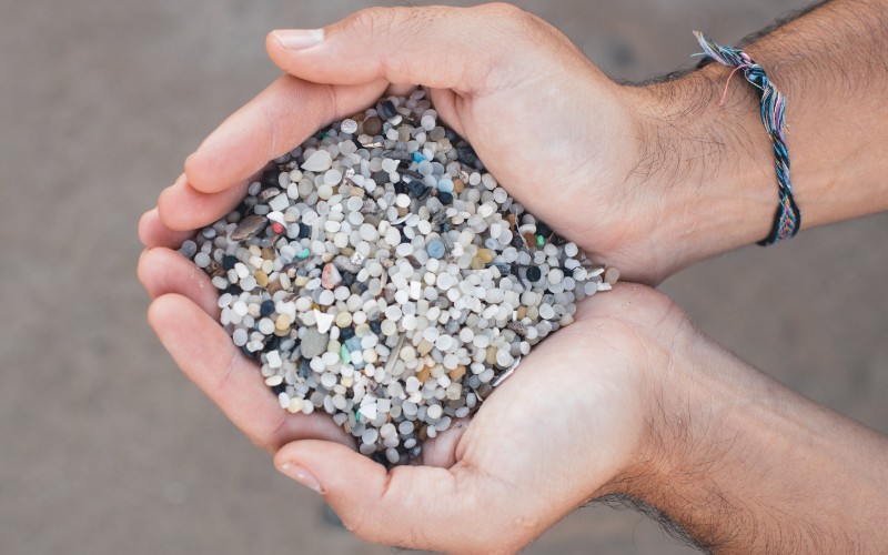 De Costa Dorada heeft al jaren problemen met plastic pellets op de stranden