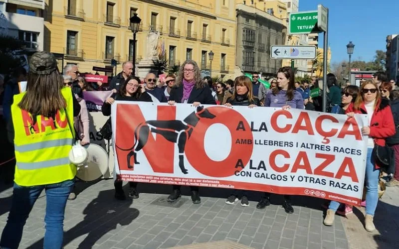 Honderden demonstranten tegen de jacht met honden in Spanje