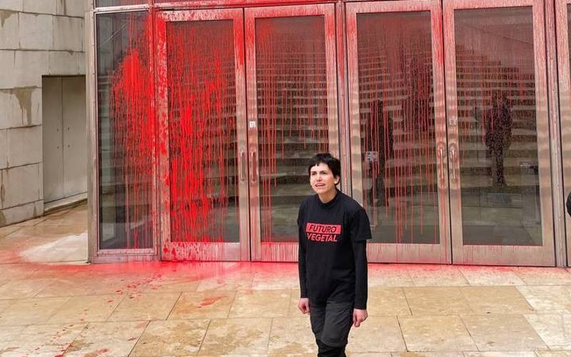 Ecologisten gooien rode verf naar het wereldberoemde Guggenheim museum in Bilbao