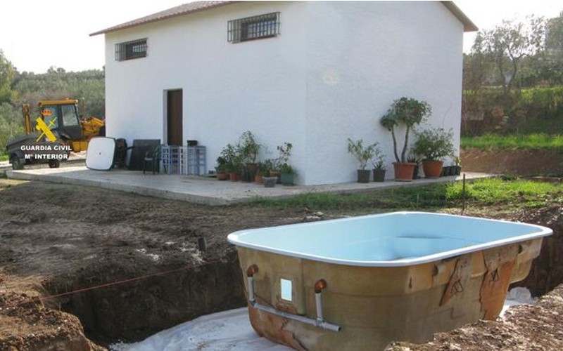 Onderzoek naar 46 personen wegens illegale bouw op rustieke grond en zwembaden in Málaga