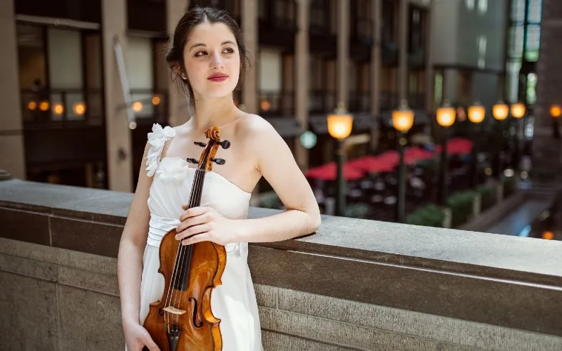 María Dueñas: de Spaanse 21-jarige wereldster op viool uit Granada