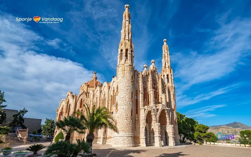 De kleine Sagrada Familia in een dorp aan de Costa Blanca