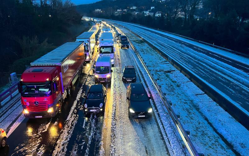 Grote verkeershinder op AP-7 snelweg bij Girona vanweve hagel en inzet sneeuwruimers