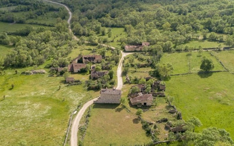 Dit verlaten dorp in Segovia staat te koop voor 180.000 euro