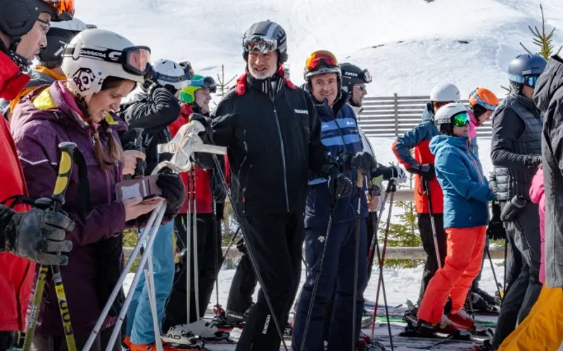 Ook Koning Felipe staat gewoon in de rij voor de skilift in Formigal