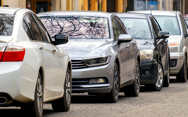 Is het parkeren in tegenovergestelde richting van het verkeer toegestaan in Spanje?