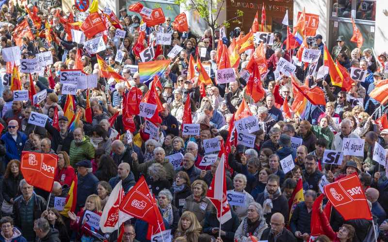 Duizenden Spanjaarden steunen premier Pedro Sánchez en vragen hem om aan te blijven.