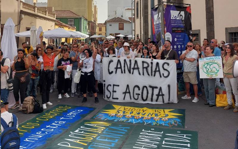 Hunger strike and human chain against mass tourism in the Canary Islands