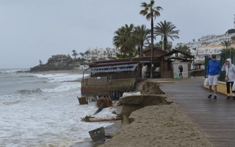 Stranden van de Costa del Sol zwaar beschadigd door stormachtig weer