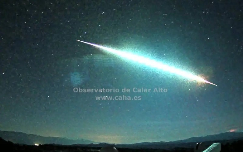 Heldere vuurbal boven Málaga en Granada gezien