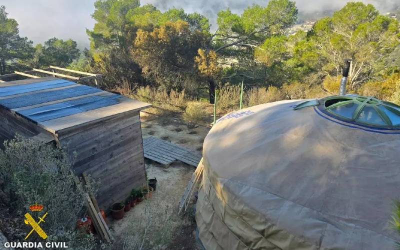Eigenaar en huurder van een illegale yurt op Ibiza onderzocht na eerste natuurbrand dit jaar