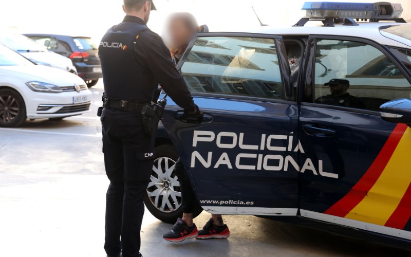 Spaanse politie arresteert in Benidorm Belgische vrouw voor drugsmisdrijven