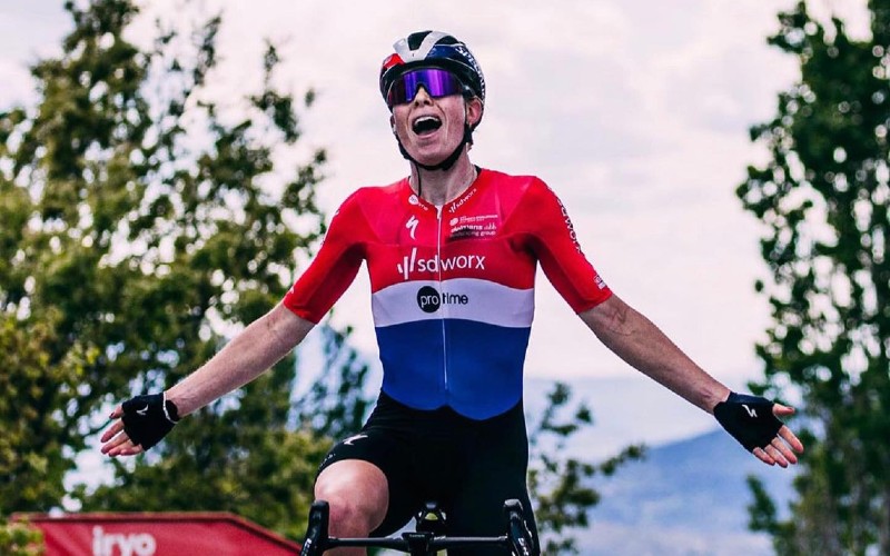 Nederlandse Demi Vollering behaalt eindzege Vuelta Ciclista a España Femenina