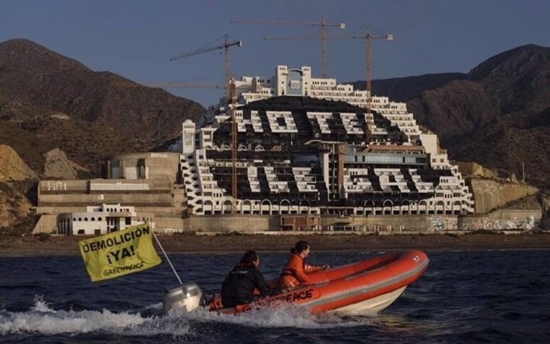 20 jaar en 50 vonnissen later is dit illegale Spaanse hotel in Almería nog steeds niet afgebroken