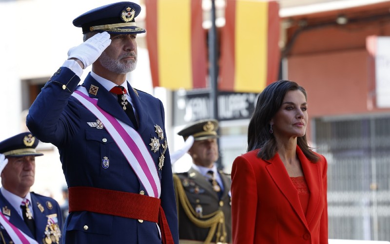 Spaanse strijdkrachten demonstreren hun kracht in aanwezigheid van koningen in Asturië