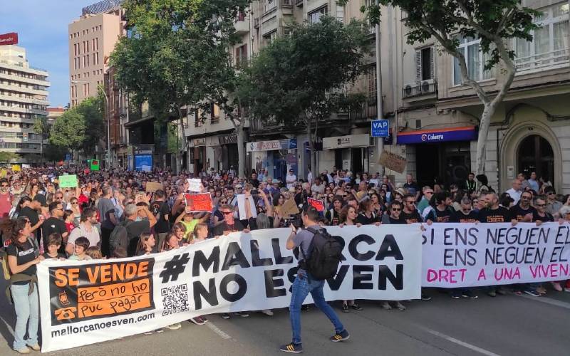 Duizenden eilandbewoners protesten tegen massatoerisme op Mallorca