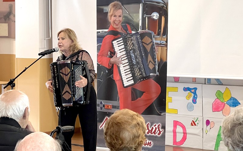 María Jesús met haar accordeon en de vogeltjesdans in Spaanse verzorgingstehuizen