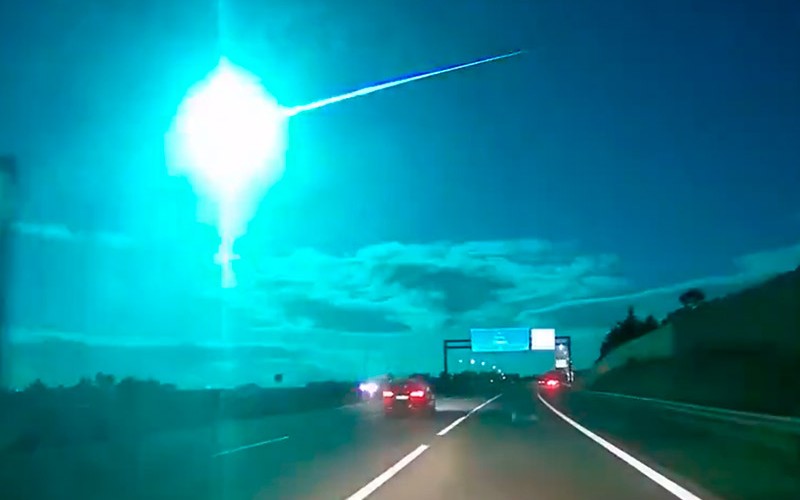 Потрясающий огненный шар на огромной скорости пролетел над районами Испании и Португалии.