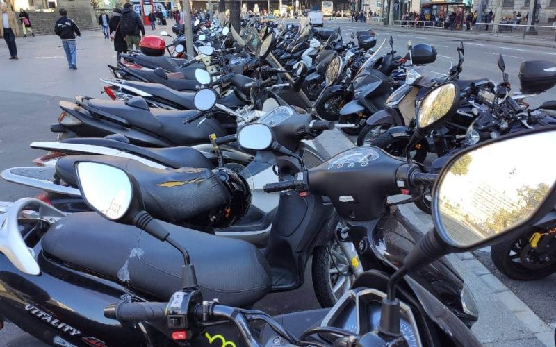 Boetes voor op de stoep geparkeerde motoren/scooters in Barcelona