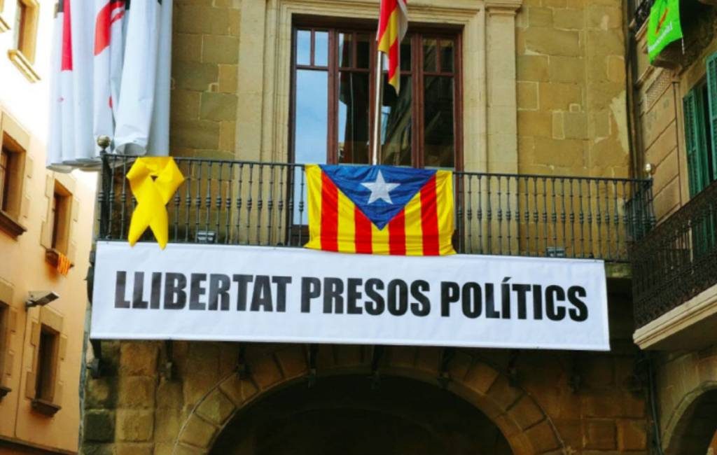 Ultimatum voor Catalaanse regiopremier vanwege gele lintjes en vlaggen