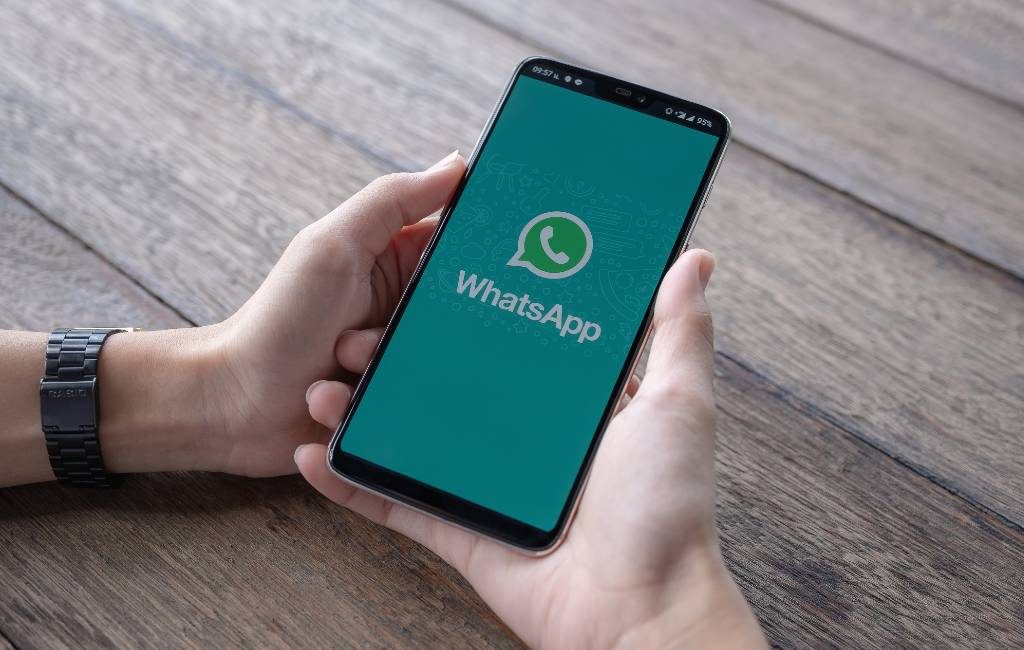Whatsapp gaat strijd aan met fake news en beperkt het doorsturen