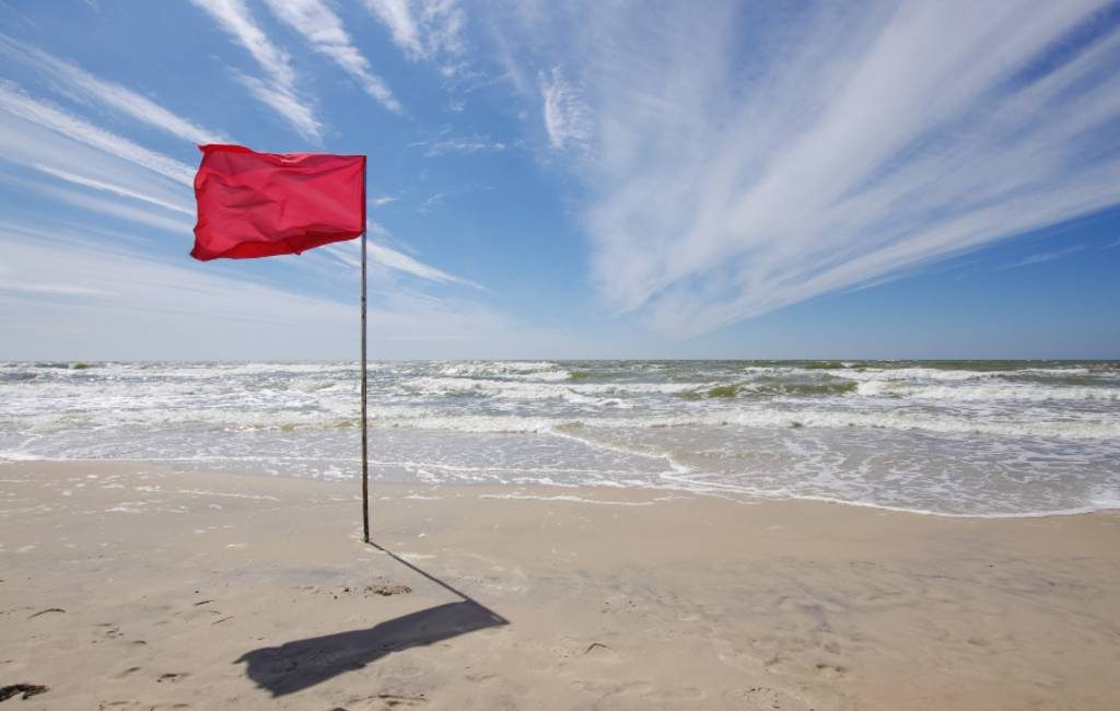 De betekenis van de gekleurde vlaggen op de Spaanse stranden