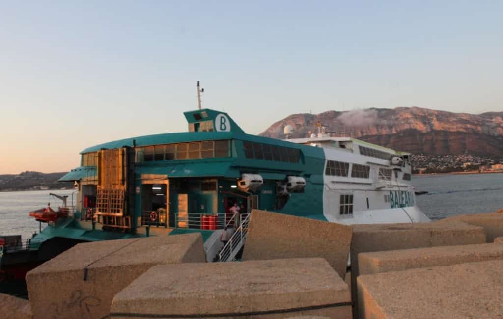 Ferry van Ibiza naar Denia loopt vast in haven