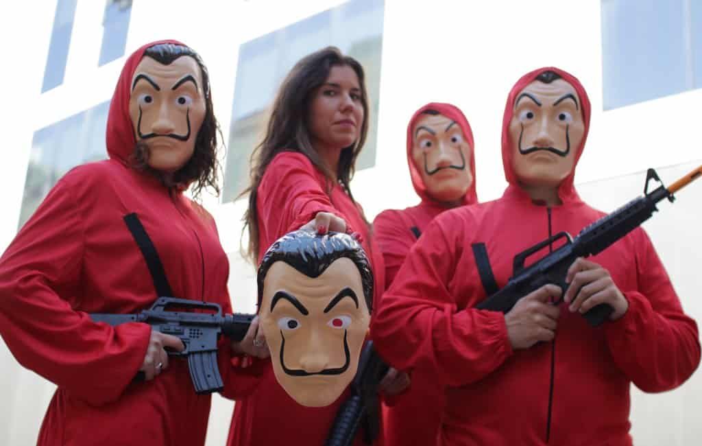 wijn kan niet zien Buitenlander Dalí stichting niet blij met maskers in Netflix serie La Casa de Papel