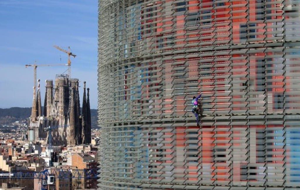 Franse ‘Spiderman’ beklimt de Torre Glòries in Barcelona