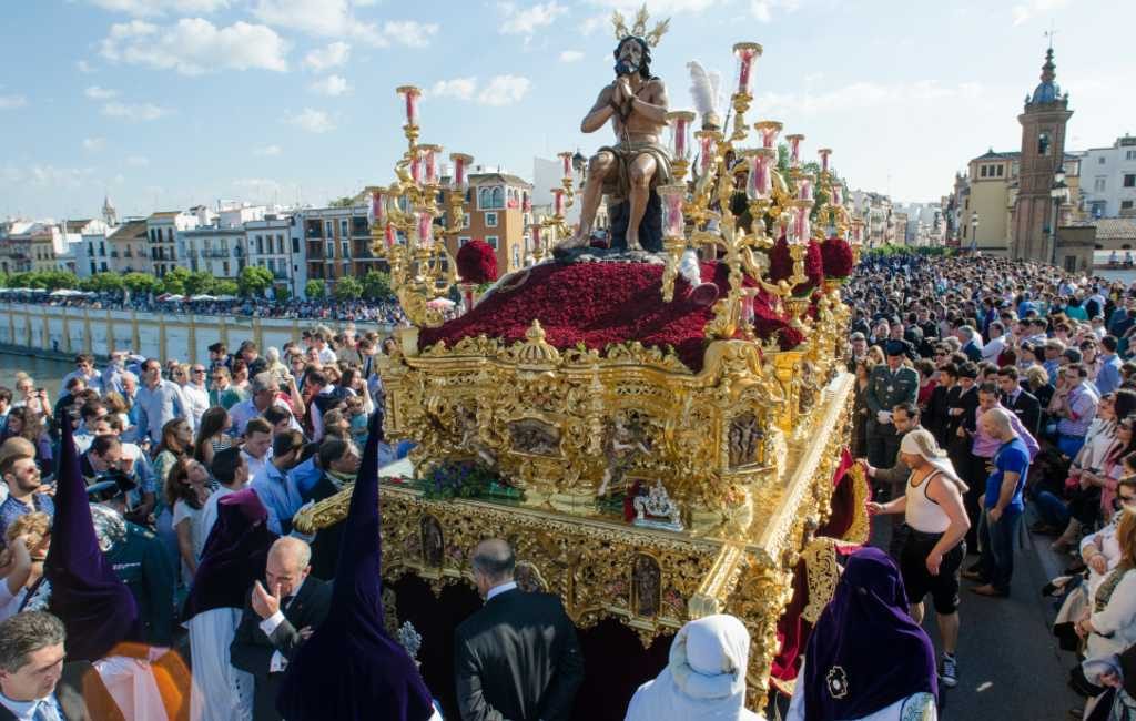 Elk jaar in de week voor Pasen viert men in Spanje de Semana Santa die op veel plaatsen gepaard gaat met emotionele processies.