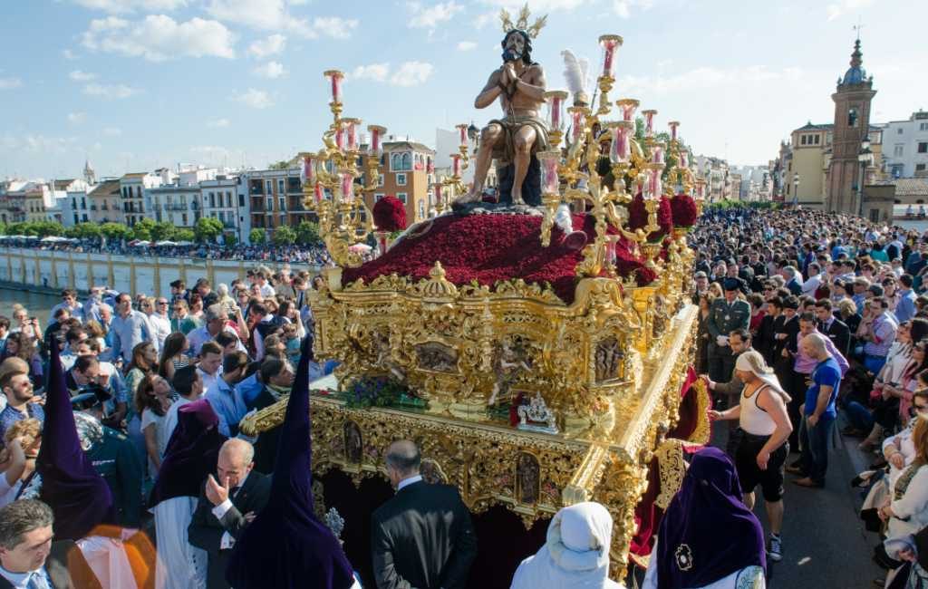De Emotionele En Traditionele Semana Santa Processies In Spanje