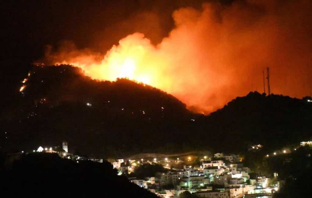 Grote bosbrand op de grens van ‘witte’ bergdorp Casares in Málaga