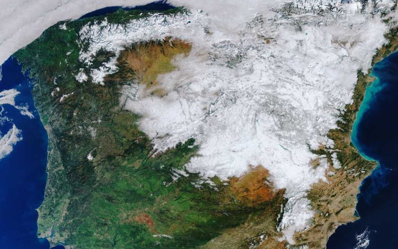 Besneeuwd Spanje en Madrid gezien vanuit de ruimte