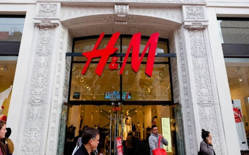 H&M kondigt sluiting van 28 winkels en ontslag van 588 werknemers aan in Spanje