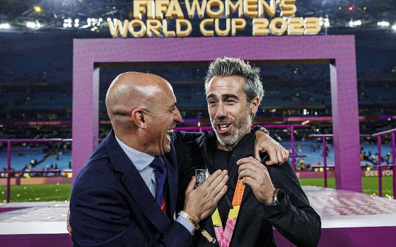 Excuses van voetbalbond voor voorzitter-kus en ontslag trainer vrouwenelftal in Spanje