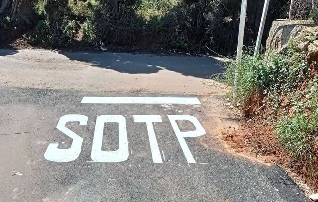 In plaats van STOP staat in Denia SOTP op de weg