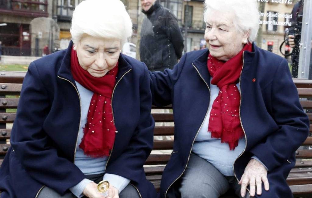 Eenzame oudere vrouw op bankje in Bilbao is niet echt