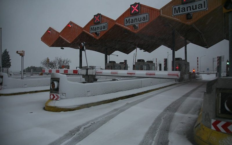 Snelweg AP-7 richting Franse grens gesloten vanwege sneeuw