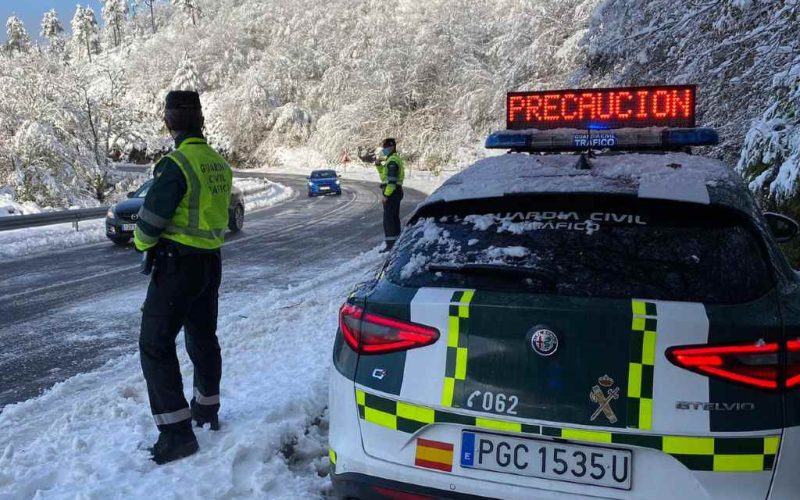Guardia Civil agenten redden hond uit ijskoud meer in Jaca