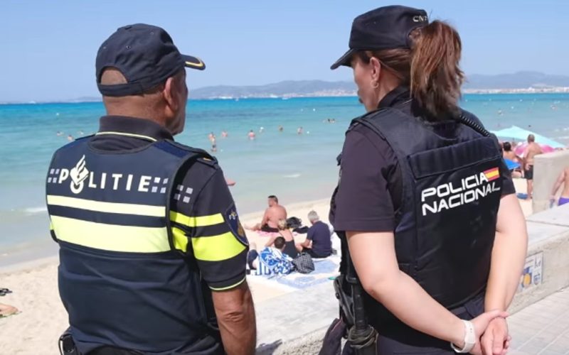 Nederlandse politieagenten patrouilleren op Mallorca