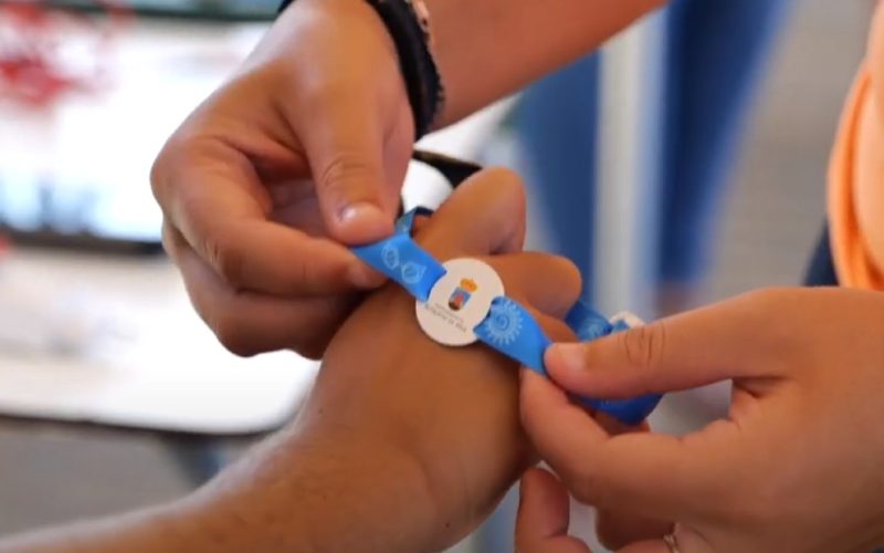 Roquetas de Mar biedt intelligente armbandjes voor kinderen op het strand