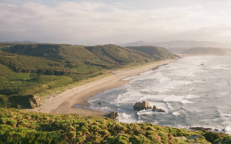Wetenschappers waarschuwen dat Asturië elke drie jaar één meter strand verliest