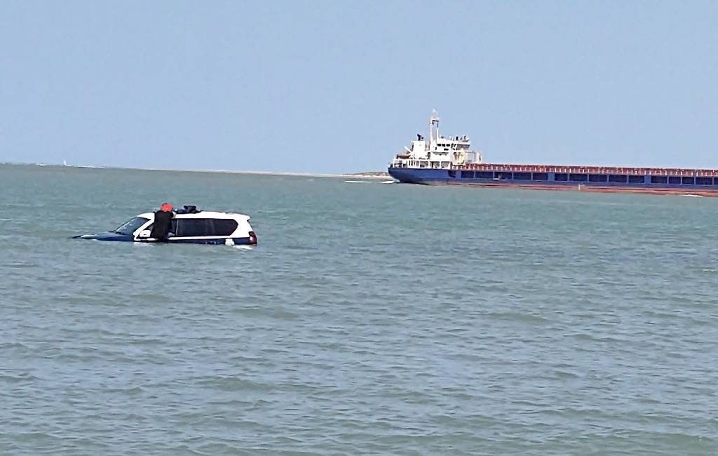 Patrouillewagen politie wordt door de zee opgeslokt in Cádiz